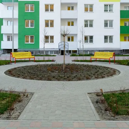 Sunny On Yulii Zdanovskoi St 36b *
