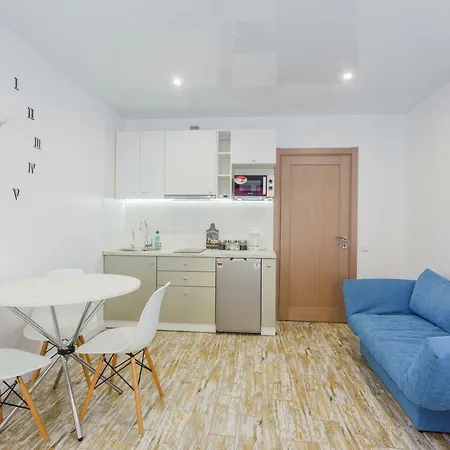 Sunny On Yulii Zdanovskoi St 36b Апартаменты *