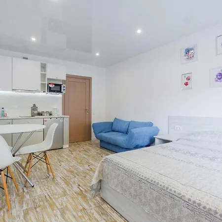 Sunny On Yulii Zdanovskoi St 36b Апартаменты